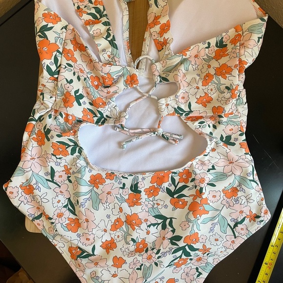 Women’s M floral and Ruffled one piece swimsuit New! Cupshe - Picture 6 of 8
